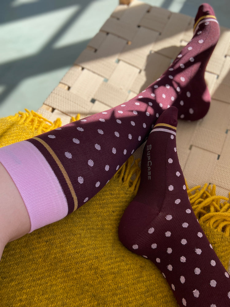 Bamboo compression stockings, bordeaux with pink dots